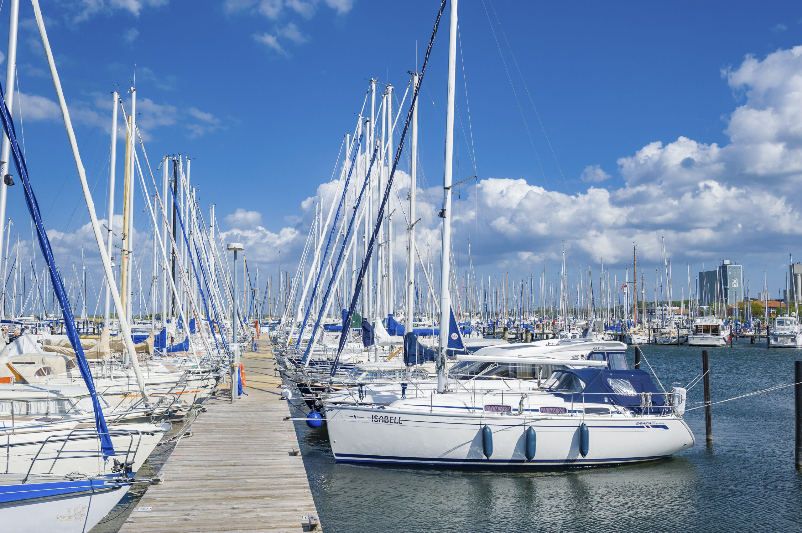 Setze die Segel für deinen Traumurlaub! Vertraue uns deine Wünsche an, und wir organisieren ein perfektes, unvergessliches Segelabenteuer.